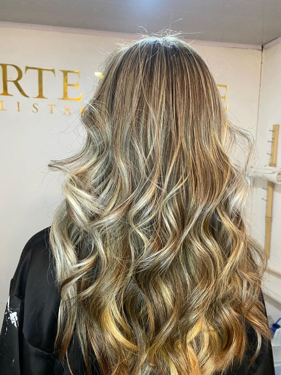Trabajo de color e iluminación en cabello